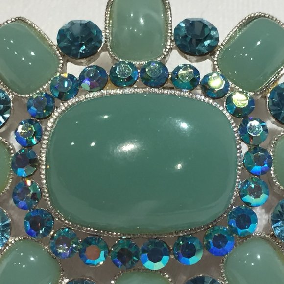 EUC Faux Topaz/Jade Green Brooch, Silver-Tone Metal Setting, 2 3/8" L x 2" W - Picture 2 of 8